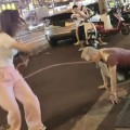 길거리에서 여성이 쇠사슬로 무릎 꿇고 있는 남성을 끌고 가는 영상이 온라인에서 화제