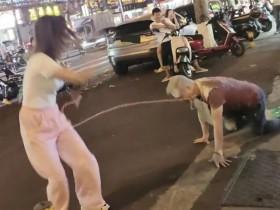 길거리에서 여성이 쇠사슬로 무릎 꿇고 있는 남성을 끌고 가는 영상이 온라인에서 화제