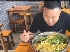 30분 사이에 여섯 그릇 면을 먹으면 장려금이 1,288위안?! 사건 연루 가게 행정처분 받아