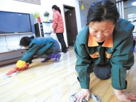 '월급 14만 위안 주고 가사 도우미 찾는다', 무릎꿇고 일하도록 요구?
