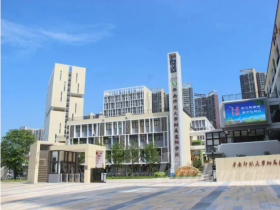 개학 앞두고 광동 모 학교 76명의 교사 해고당해, 계약제가 문제