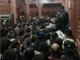 구무당산(古武当山) 야간 등산 체험, 사람들로 붐벼, 30분 사이에 몇계단밖에 오르지 못해