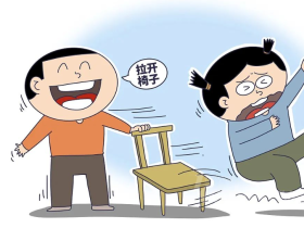 중학교 1학년 남학생 장난질에 친구는 중상 입고 부모는 10여만 위안 배상하게 되어