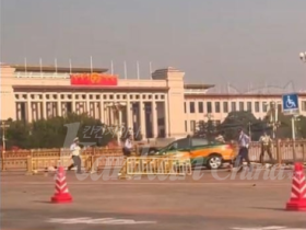 '철통보안' 中톈안먼광장서 교통사고…택시, 국기대 등 충돌한듯