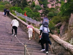 체육대 학생, 동반 등산 온라인에서 화제, 아이 업고 태산에 올라
