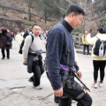 中 태산에 '등산 도우미' 로봇 등장…"평지 걷기보다 쉬워져"