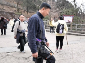 中 태산에 '등산 도우미' 로봇 등장…"평지 걷기보다 쉬워져"