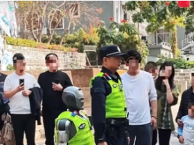 中베이징서 나타난 교통 안내 로봇 '화제'…행인 몰려 혼잡