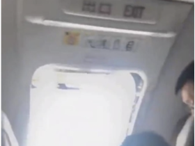 中서 착륙 여객기 비상문 승객이 무단으로 열어…"바람 쐬려고"